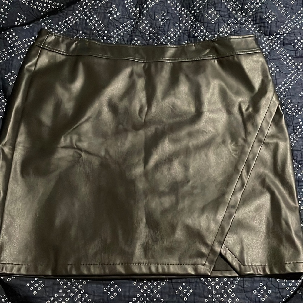 Never worn Loft plus faux leather skirt size 16